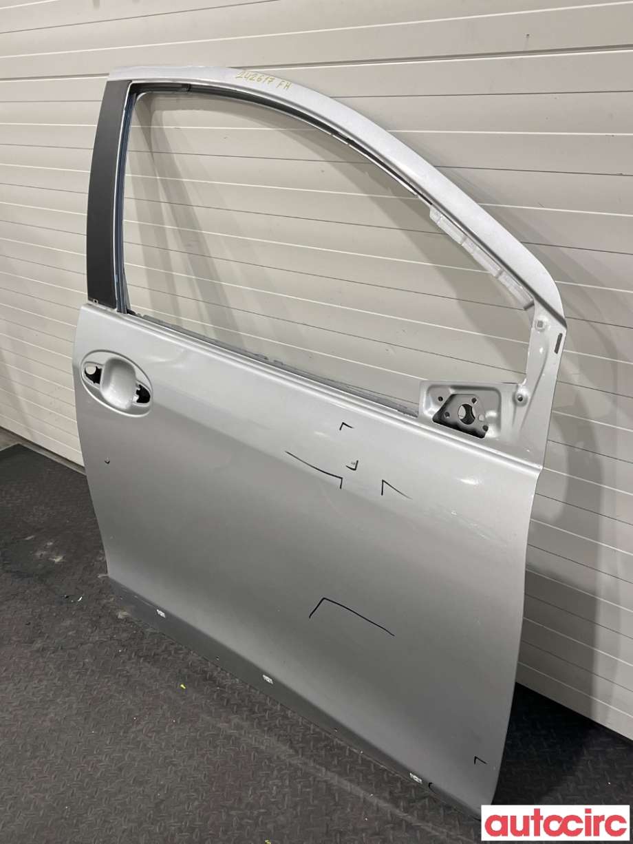 Dør høyre foran til Toyota Yaris 2014-2020 (Type III, Fase 2)  (TOYOTA|670010D510)
