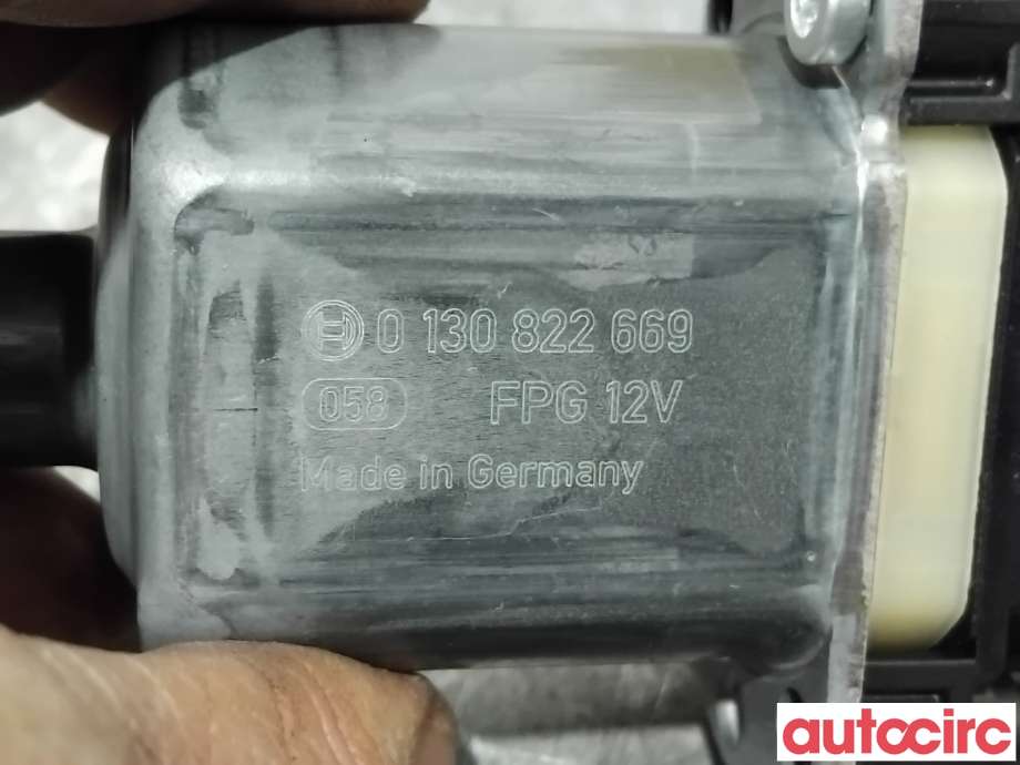Ruteheis venstre bak til Audi A4 2015-2019 (Type V, Fase 1) (B9) (B9) (AUDI|8W0959811|0130822669)