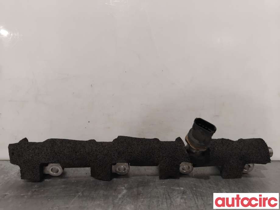 Dyseskinne (fuelrail) til Suzuki Vitara 2015-->> (Type IV) (SUZUKI|15700-68810|)