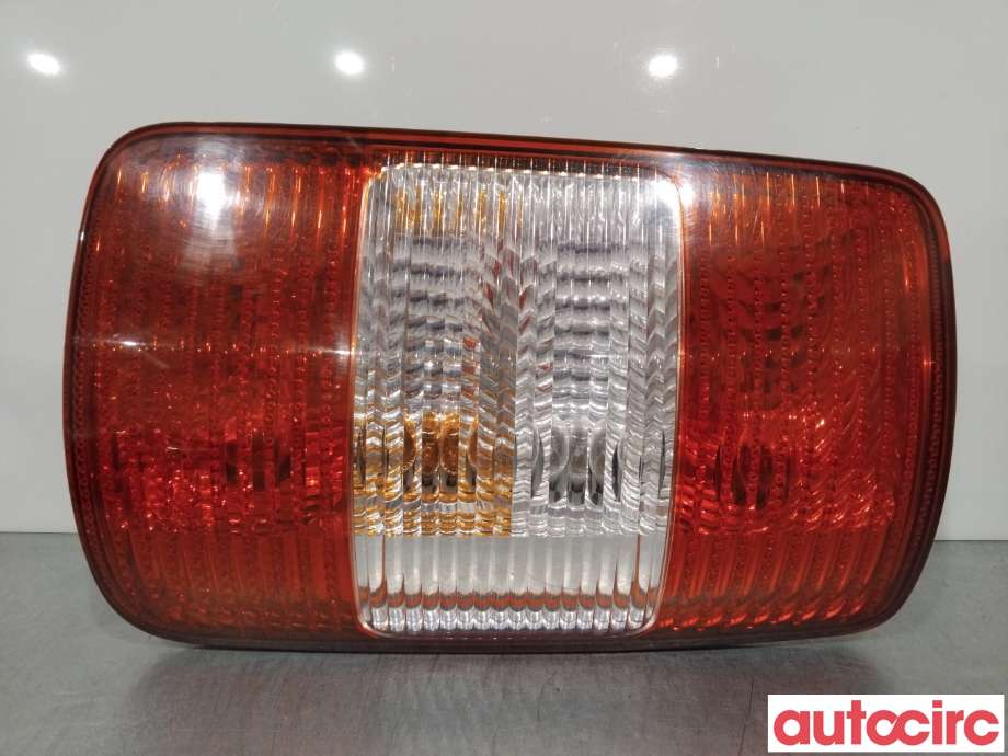 Baklykt venstre til VW Caddy, 2004-2010 (Type III, Fase 1)  (VOLKSWAGEN|2K0945095M)