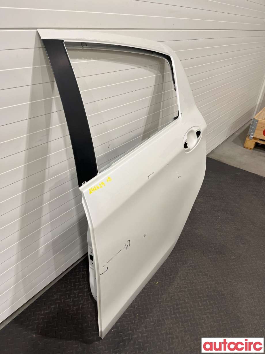 Dør venstre bak til Toyota Yaris 2012-2014 (Type III, Fase 1)  (TOYOTA|670040D210)
