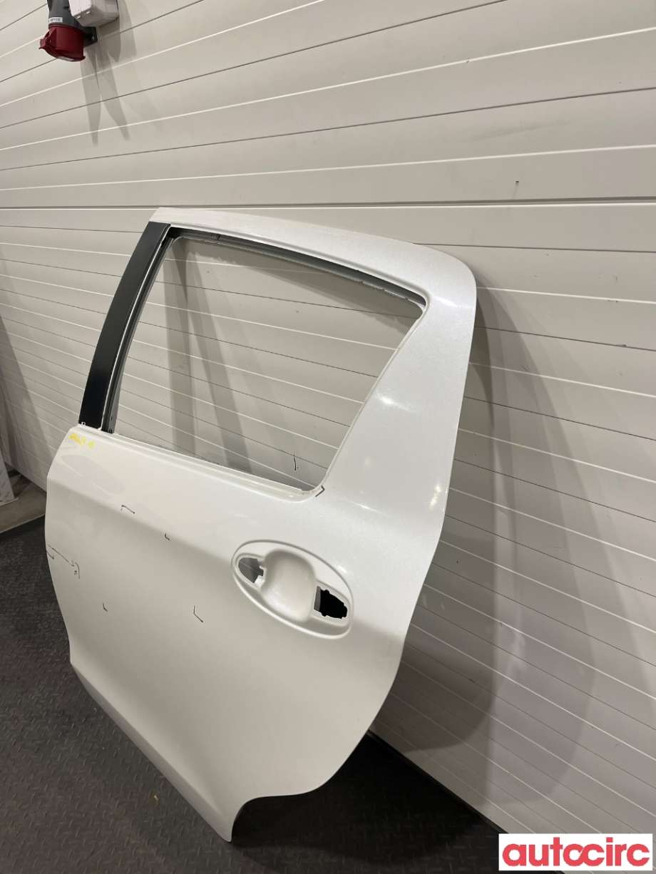 Dør venstre bak til Toyota Yaris 2012-2014 (Type III, Fase 1)  (TOYOTA|670040D210)