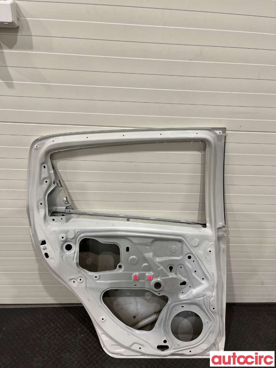 Dør venstre bak til Toyota Yaris 2012-2014 (Type III, Fase 1)  (TOYOTA|670040D210)