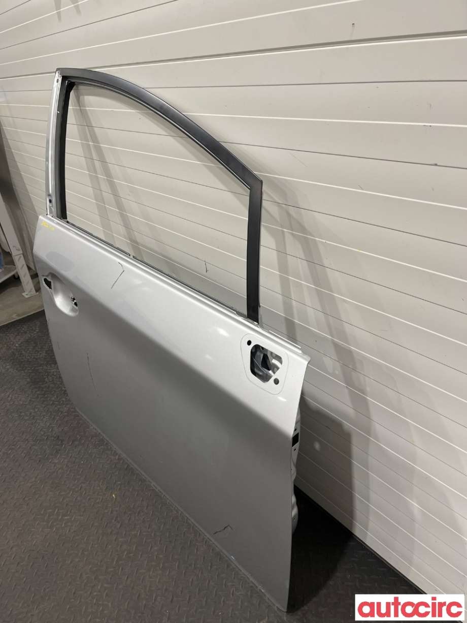 Dør høyre foran til Toyota Prius +7 2012-2020 (Type III) (stasjonsvogn) (stasjonsvogn) (TOYOTA|6700147071|6700147070)