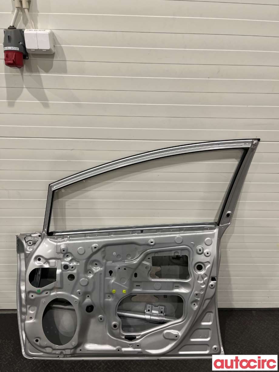 Dør høyre foran til Toyota Prius +7 2012-2020 (Type III) (stasjonsvogn) (stasjonsvogn) (TOYOTA|6700147071|6700147070)