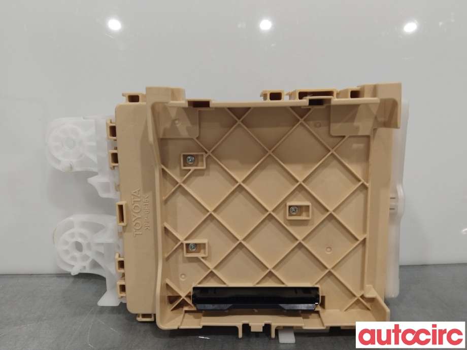 Sikringsboks til Toyota RAV4 2016-2019 (Type IV, Fase 2)  (TOYOTA|8273042811)