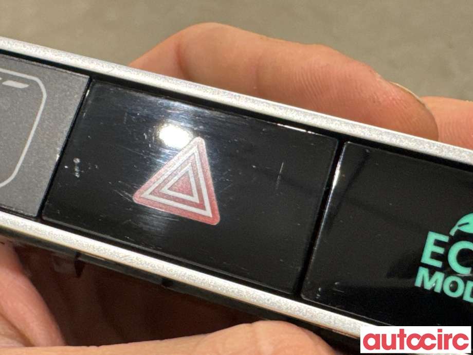 Bryter nødblink til Mitsubishi Outlander 2015-->> (Type III, Fase 2)  (MITSUBISHI|8002C642|C68559)