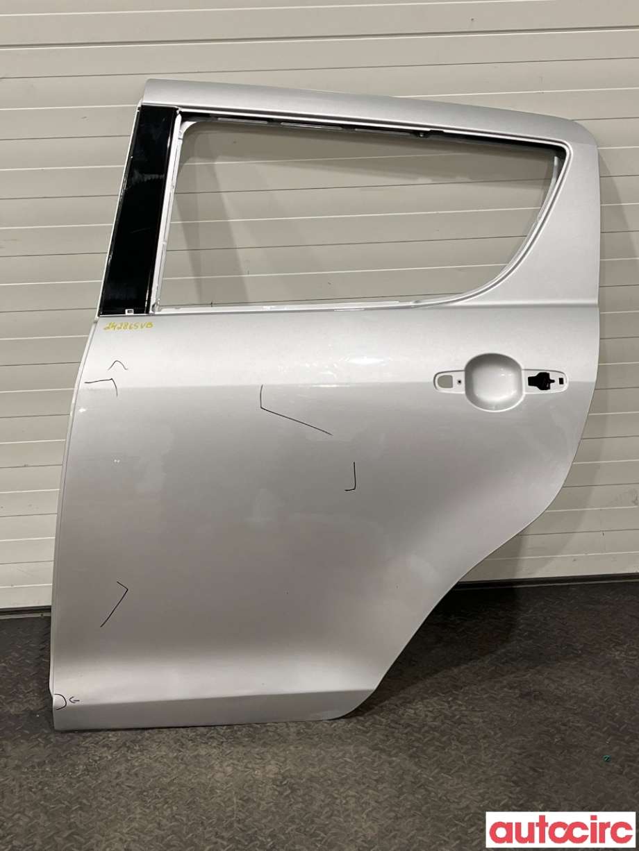 Dør venstre bak til Suzuki Swift, 2011-2017  (SUZUKI|68004-68L01)
