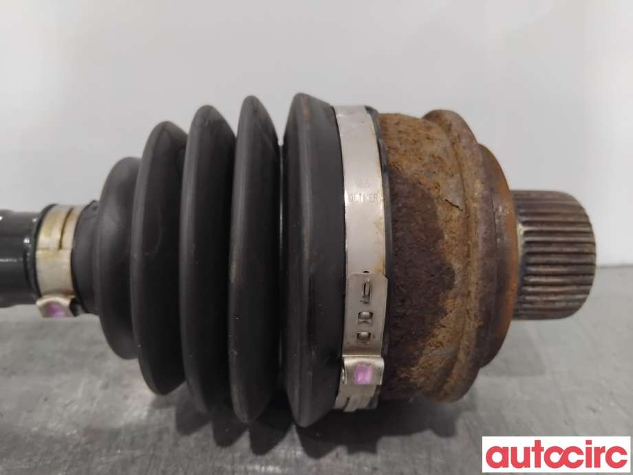 Drivaksel høyre foran til Audi A4 2015-2019 (Type V, Fase 1) (B9) (B9) (AUDI|8W0407271E||8W0407271M)