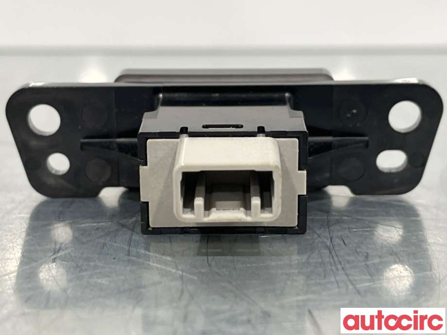 Bryter nødblink til Mitsubishi Outlander 2015-->> (Type III, Fase 2)  (MITSUBISHI|8610A231|)