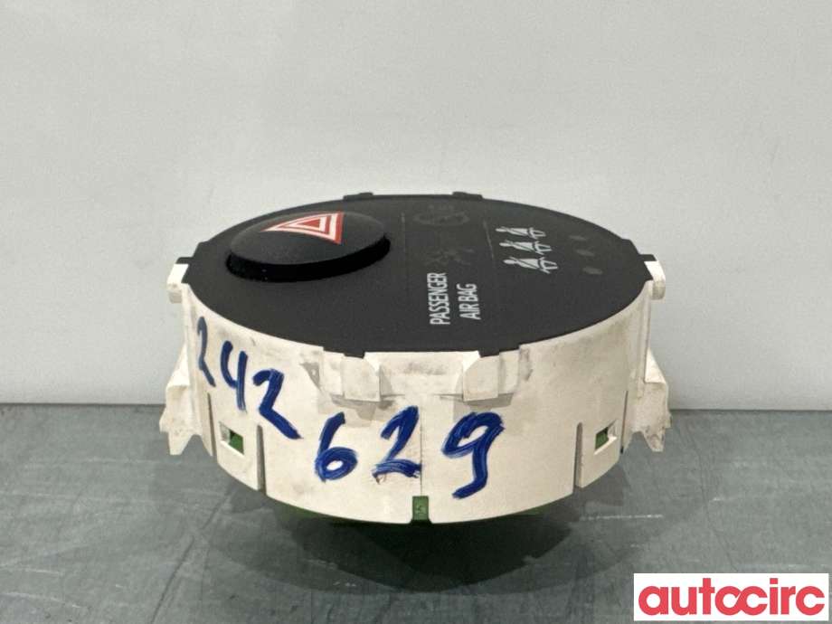 Bryter nødblink til Toyota Yaris 2012-2014 (Type III, Fase 1)  (TOYOTA|839500D080|)