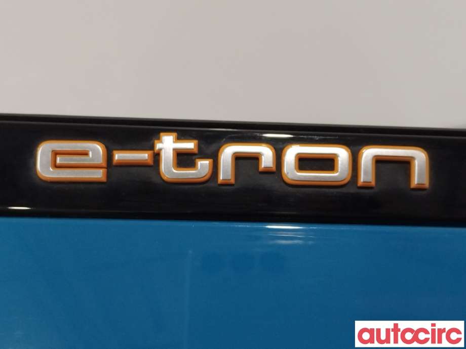Batterilader inntak/luke til Audi e-tron 2018-->> (AUDI|4KE810393|)