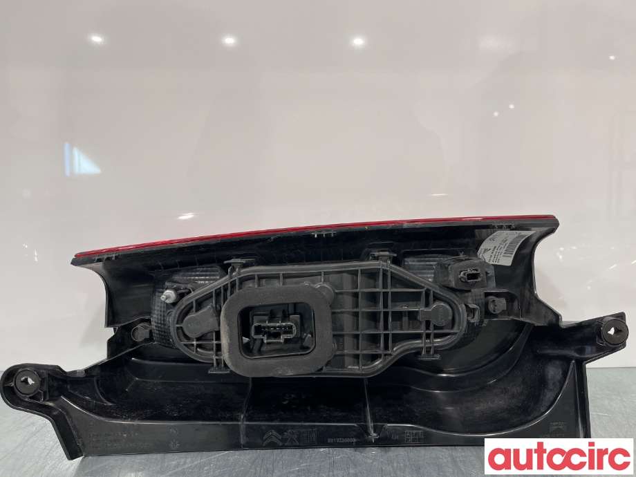 Baklykt venstre til Peugeot Partner 2019-->> (Type III)  (PEUGEOT|9819235880)