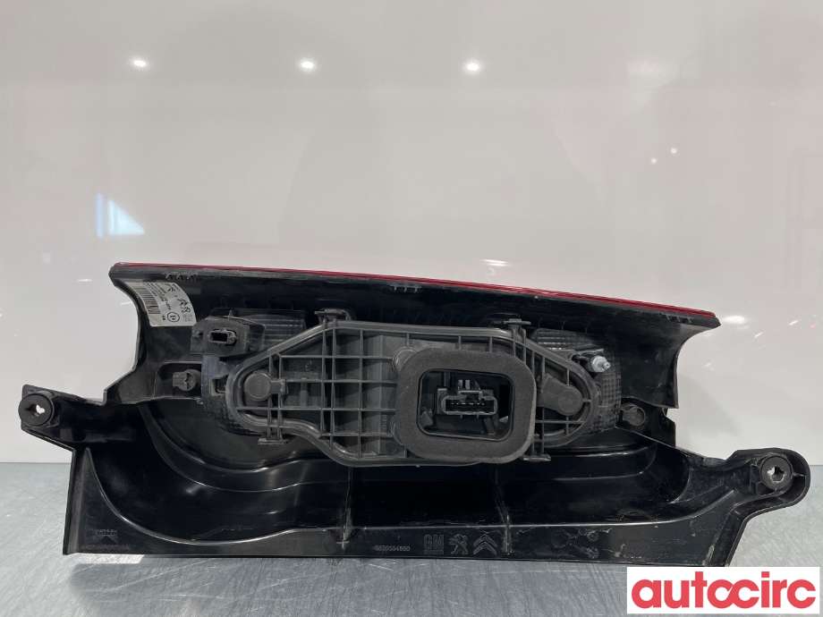 Baklykt høyre til Peugeot Partner 2019-->> (Type III)  (PEUGEOT|9820554880)