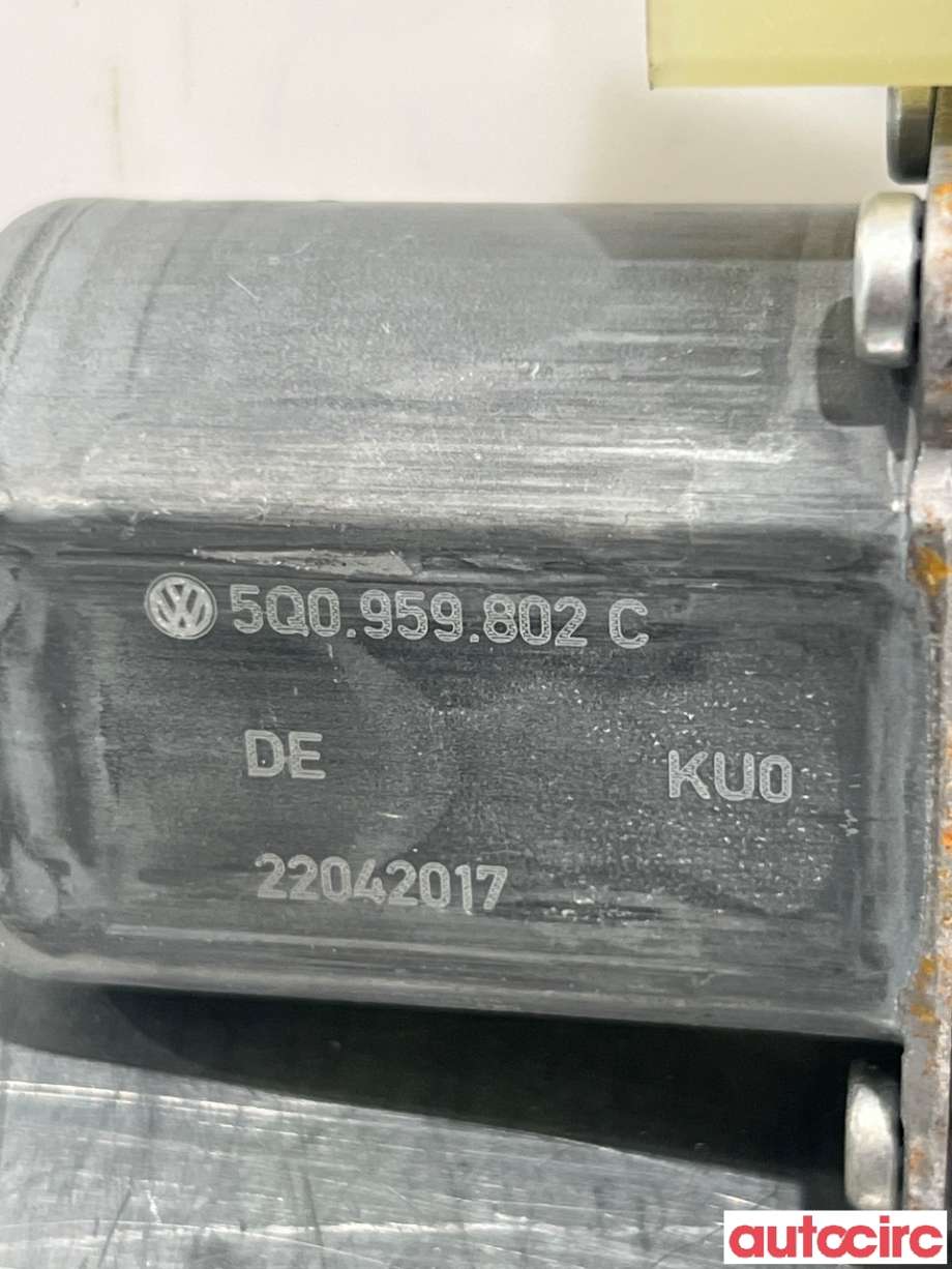 Ruteheis høyre foran til VW e-Golf 2017-2020 (Fase 2)  (VOLKSWAGEN|5Q0959802C|0130822076)