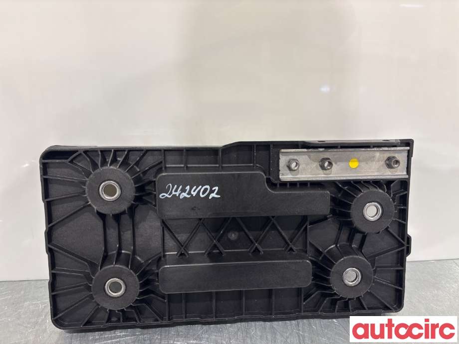 Batterikasse/feste til VW Passat 2015-2019 (Fase 1) (B8) (B8) (VOLKSWAGEN|3Q0804869A|)