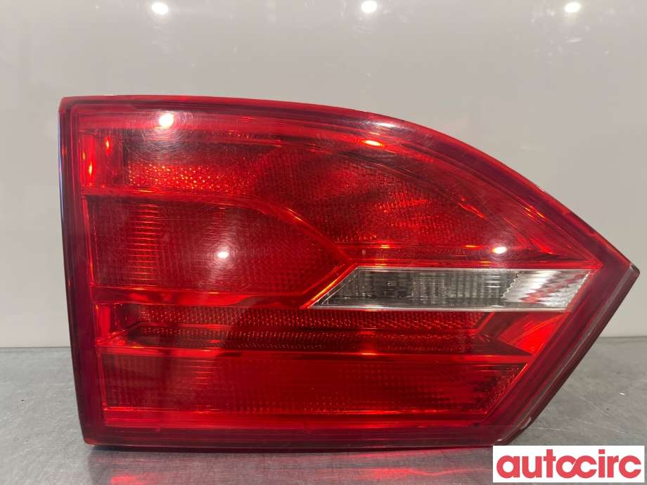 Baklykt venstre indre til VW Jetta, 2011-->> (VOLKSWAGEN|5C6945093A)