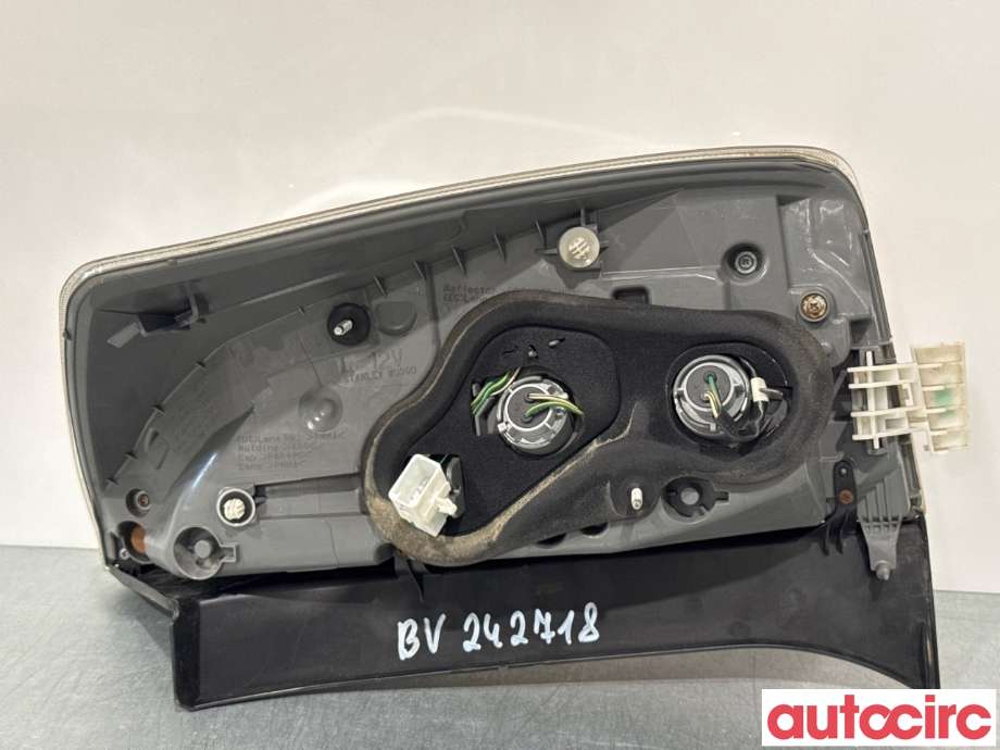Baklykt venstre til Toyota Prius +7 2012-2020 (Type III) (stasjonsvogn) (stasjonsvogn) (TOYOTA|8156147180|)