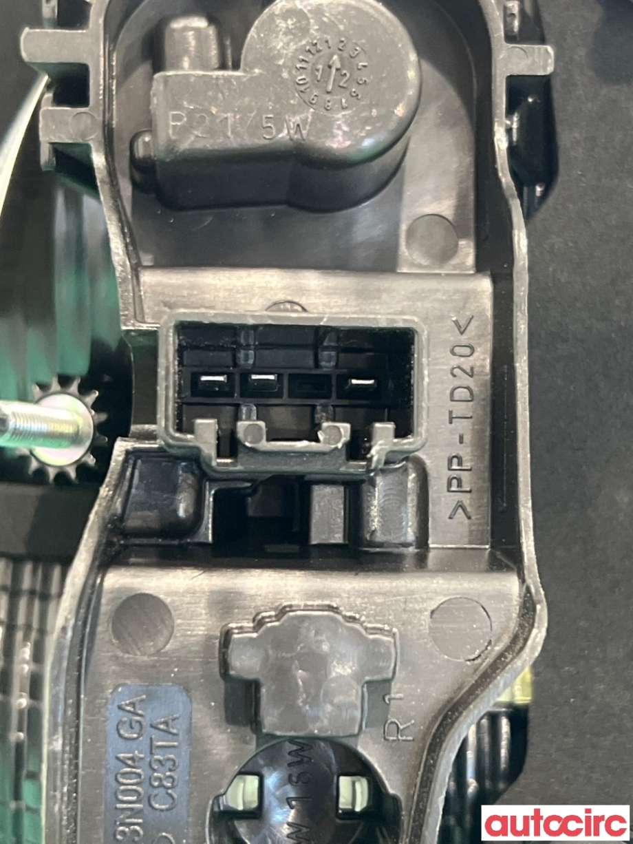 Baklykt høyre indre til Ford C-Max 2010-2015 (Type II, Fase 1) (FORD|1861698|AM5113A602BE)