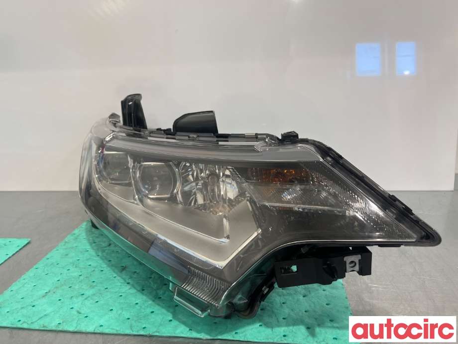 Frontlykt høyre halogen til Mitsubishi Outlander 2015-->> (Type III, Fase 2)  (MITSUBISHI|8301C864|)