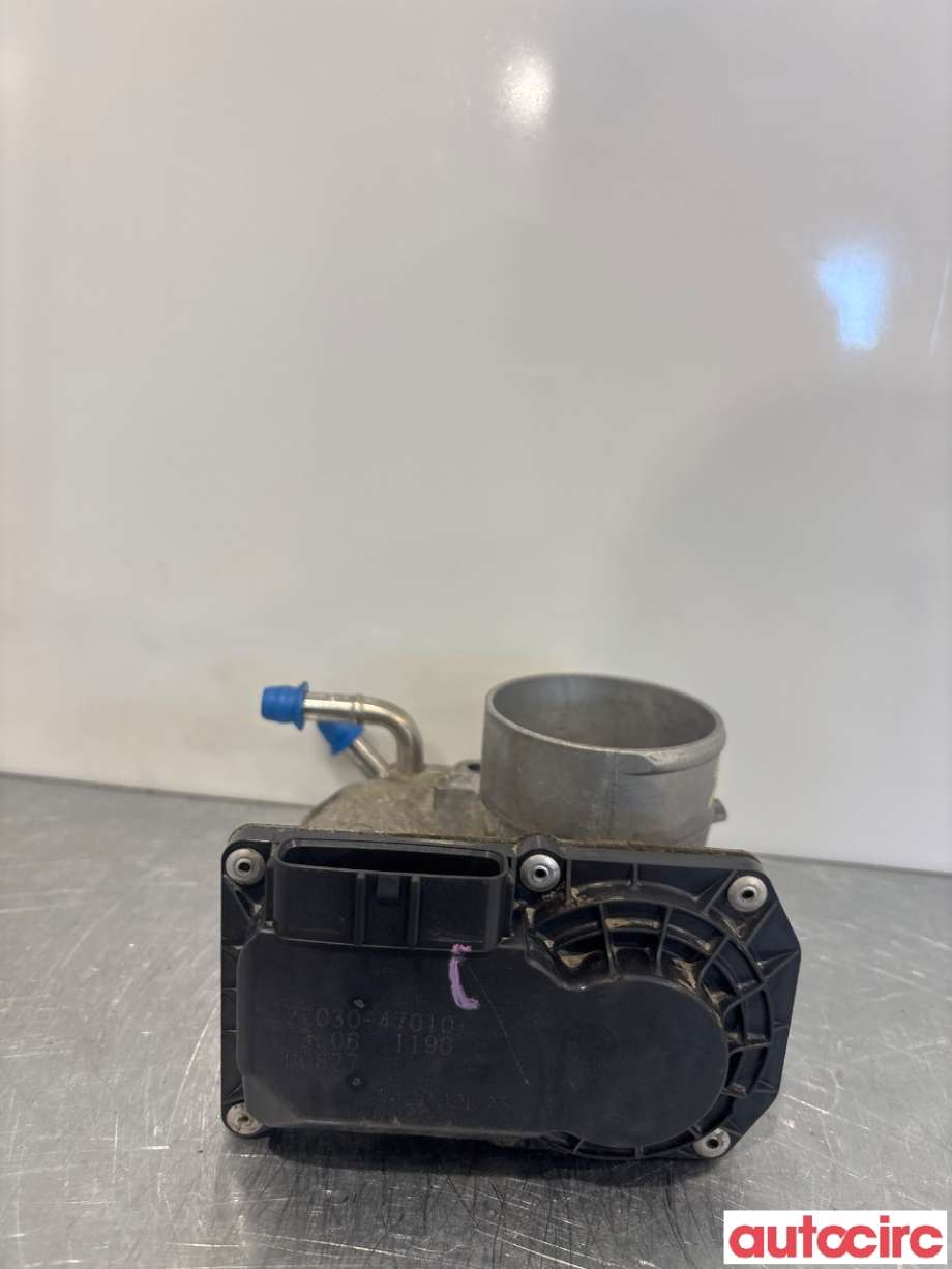Spjeldhus til Toyota Yaris 2009-2011 (Type II, Fase 2)  (TOYOTA|2203047010|142002L23|22030-47010)