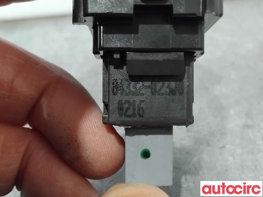Bryter nødblink til Toyota Auris 2015-2019 (Type II, Fase 2)  (TOYOTA|8433202300||84332-02300)
