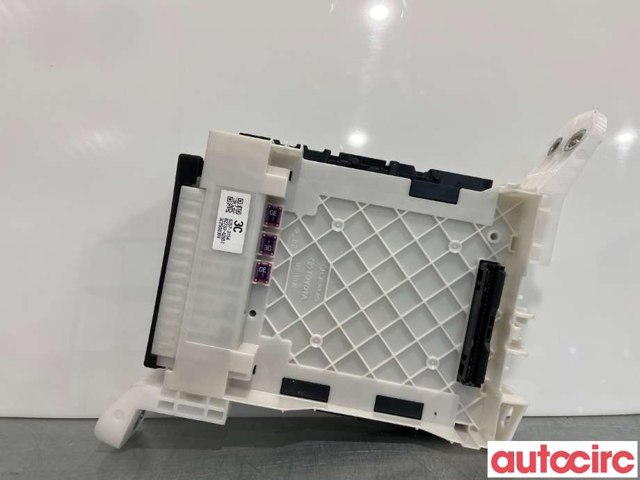 Sikringsboks til Toyota bZ4X 2022-->> (TOYOTA|8273042851|6357-3154|82730-42851)
