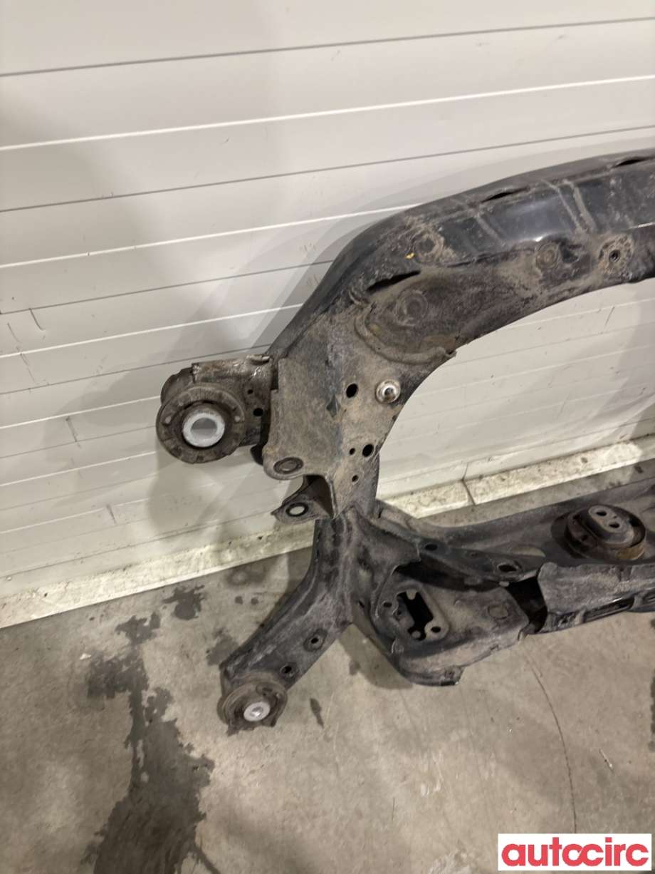 Travers bak til Toyota bZ4X 2022-->> (TOYOTA|5120042042|)
