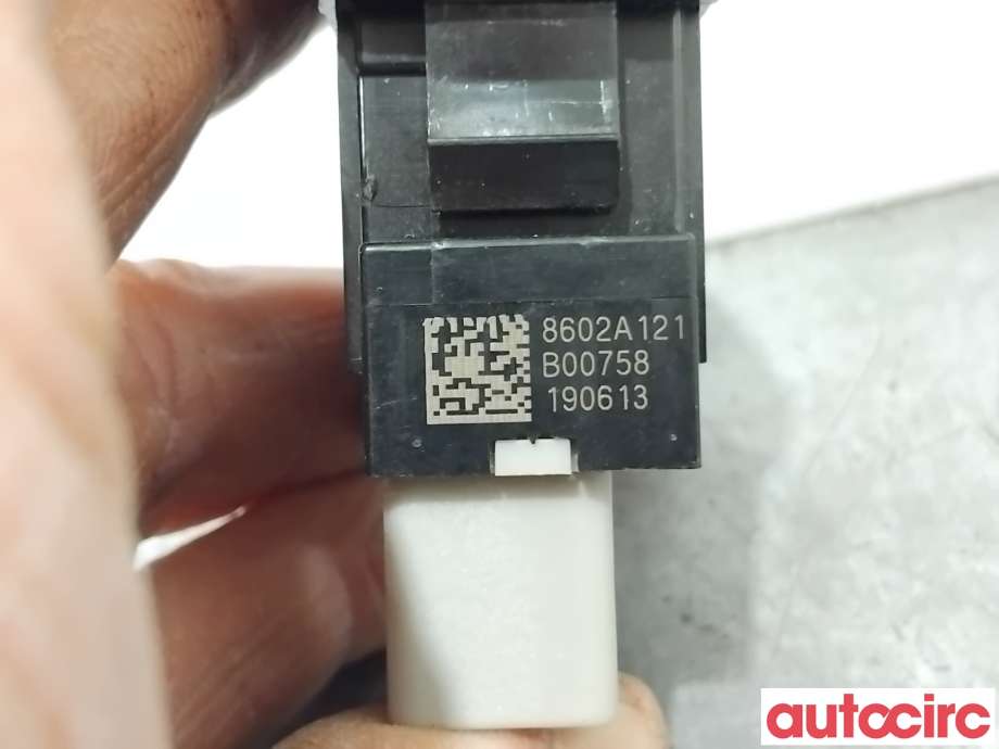 Bryter diverse til Mitsubishi Outlander 2015-->> (Type III, Fase 2)  (MITSUBISHI|8602A121|)