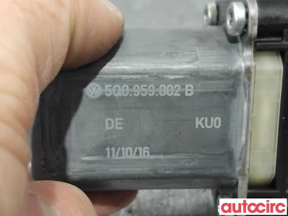 Ruteheis høyre foran til VW e-Golf 2014-2017 (Fase 1) (VOLKSWAGEN|8W0959801|0130822717|5Q0959801B)