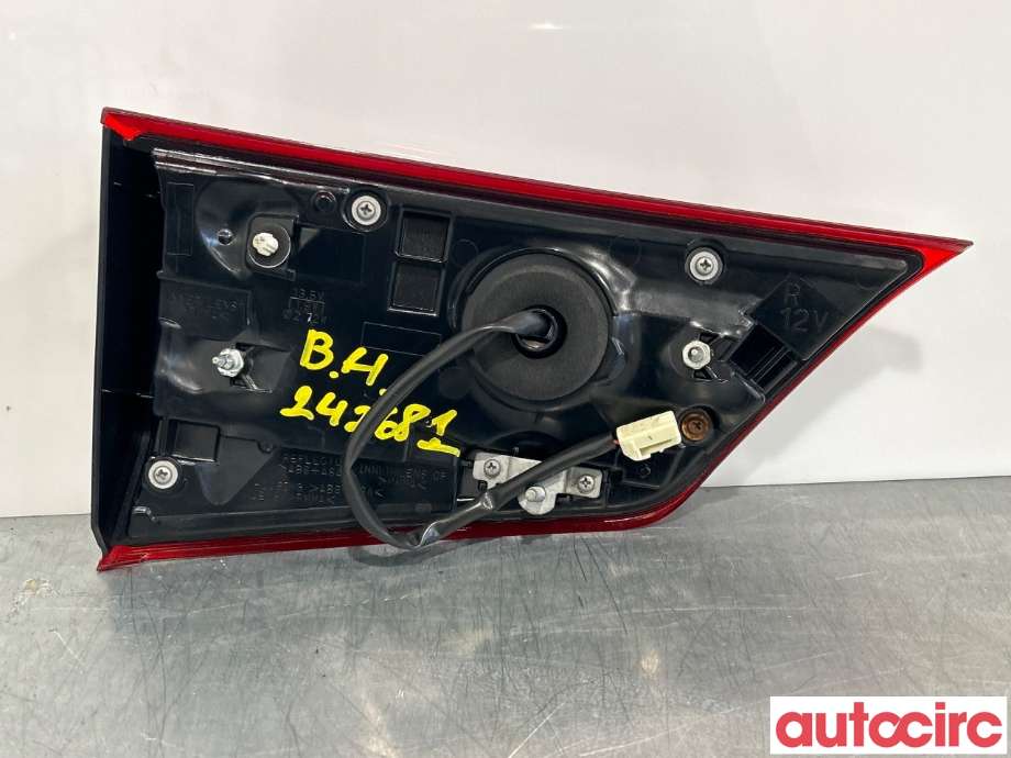 Baklykt høyre indre til Mitsubishi Outlander 2015-->> (Type III, Fase 2)  (MITSUBISHI|8331A180)