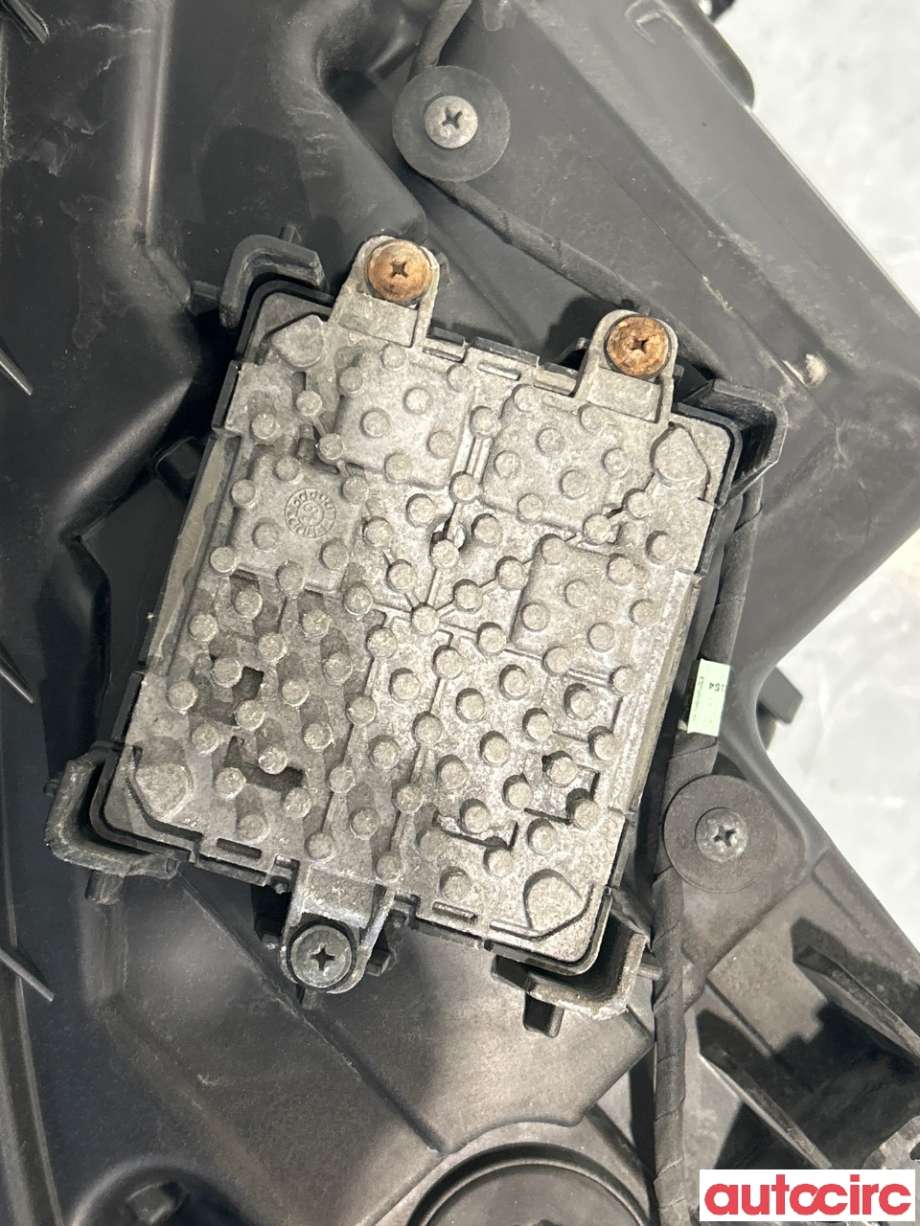 Frontlykt høyre halogen til Mitsubishi Outlander 2015-->> (Type III, Fase 2) (MITSUBISHI|8301D464|)