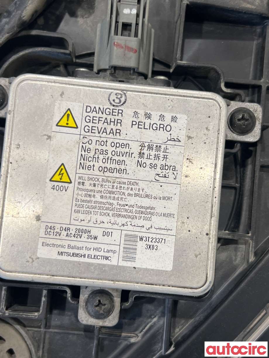 Frontlykt høyre halogen til Mitsubishi Outlander 2012-2015 (Type III, Fase 1)  (MITSUBISHI|8301C204)