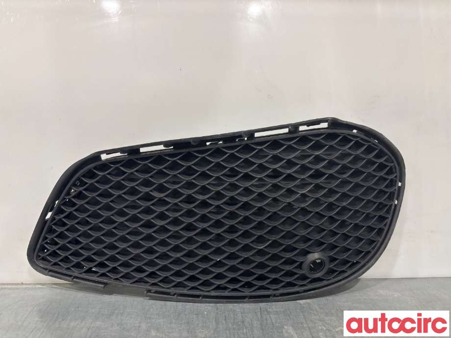 Grill høyre til Mercedes C-Klasse, 2014-2018 (Fase 1) (W205) (W205) (MERCEDES|A2058854123)