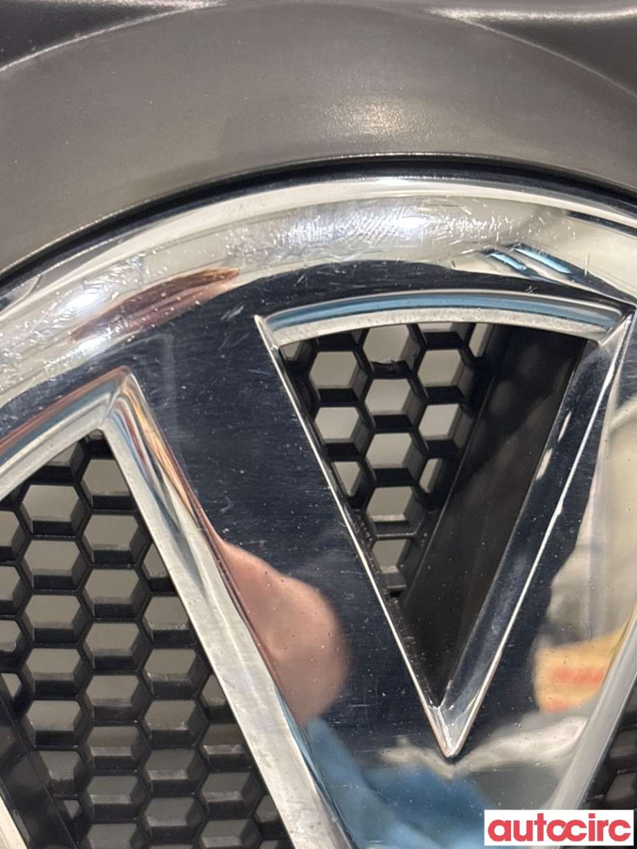 Grill til VW Transporter / Caravelle 2009-2015 (Fase 2) (T5) (T5) (VOLKSWAGEN|7E0853653|)