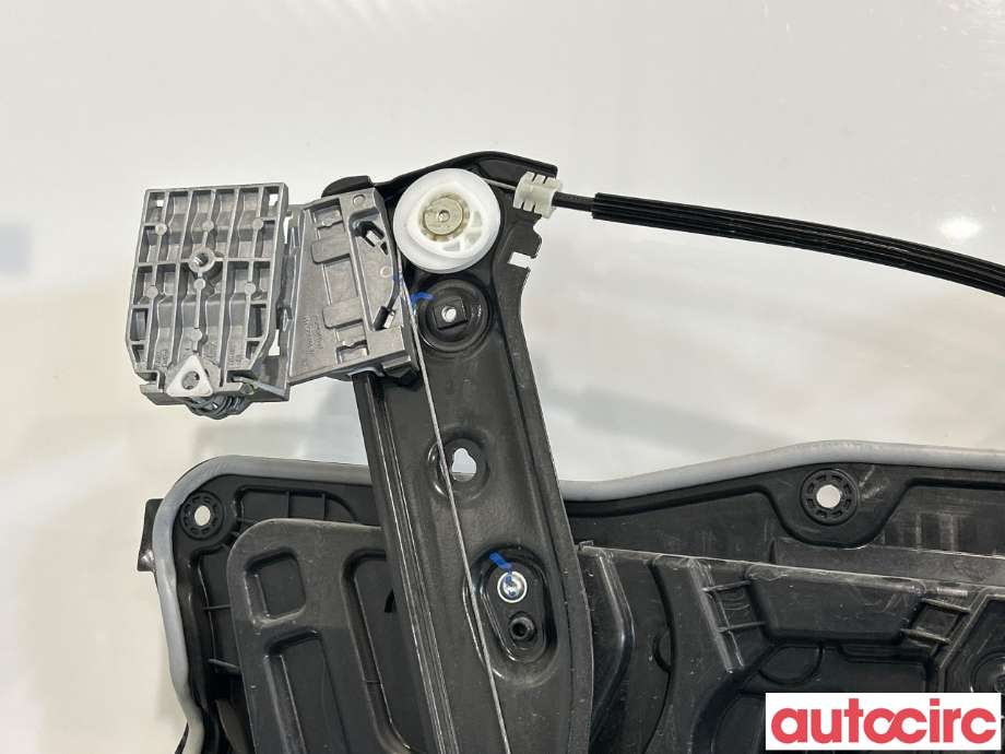 Ruteheis til Tesla Model Y 2021-2024 (Type I)  (TESLA|1526801-00-C||1495509-00-E)