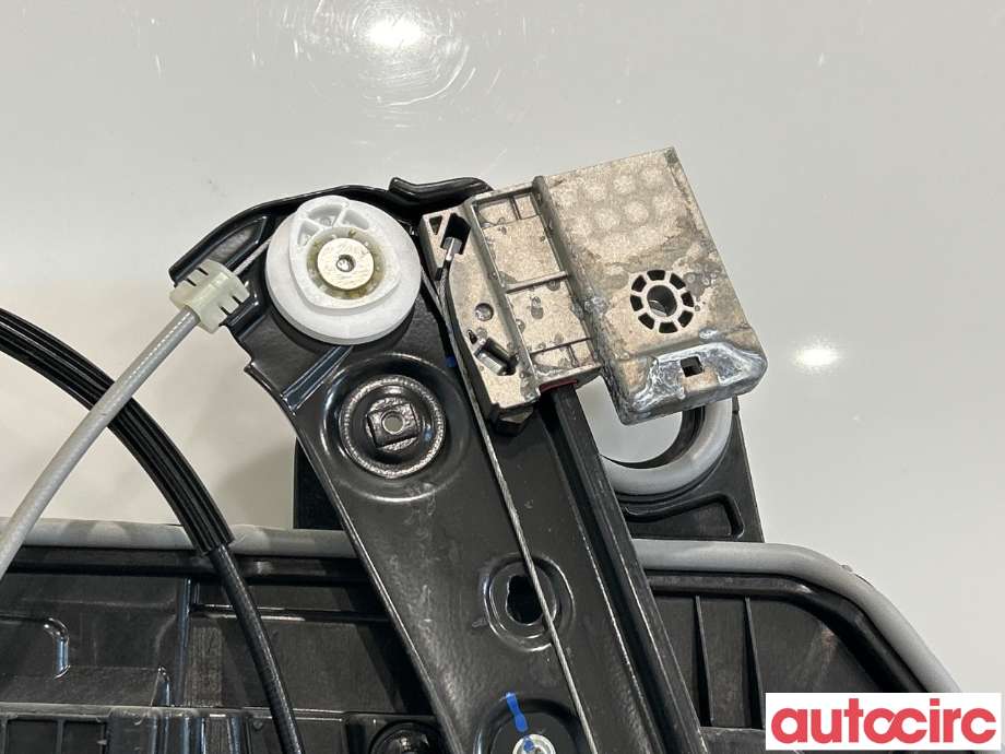 Ruteheis til Tesla Model Y 2021-2024 (Type I)  (TESLA|1526801-00-C||1495509-00-E)