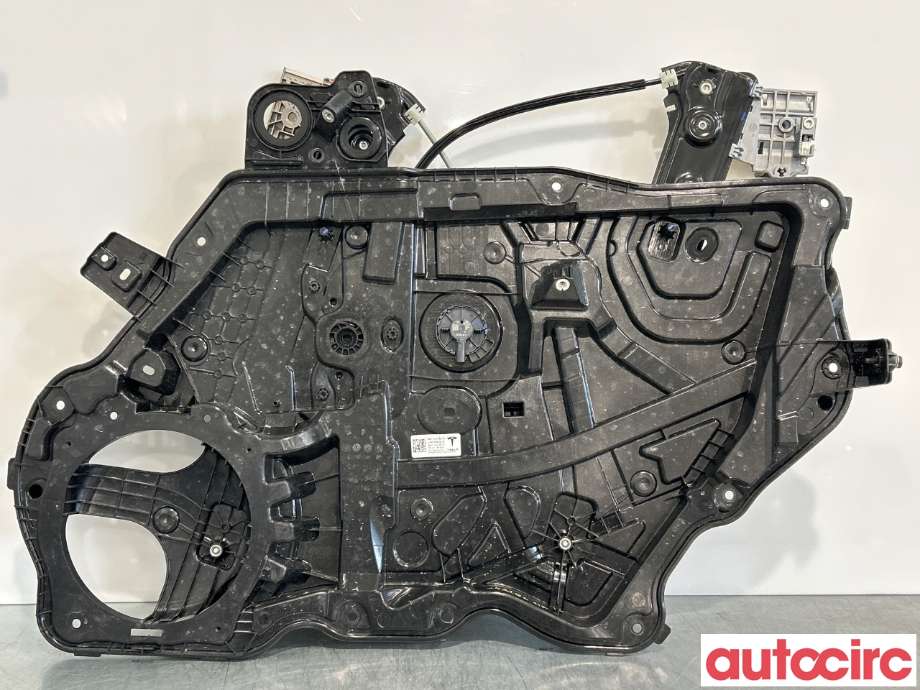 Ruteheis til Tesla Model Y 2021-2024 (Type I)  (TESLA|1526801-00-C||1495509-00-E)