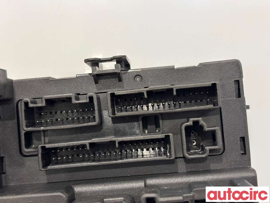 Sikringsboks til Mitsubishi Outlander 2015-->> (Type III, Fase 2)  (MITSUBISHI|8637C630||8637B690)