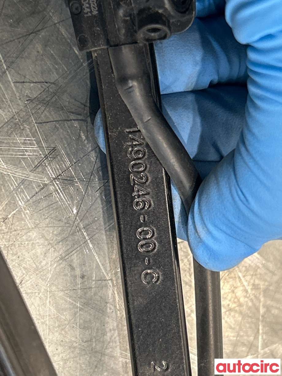 Viskerarmer frontrute til Tesla Model Y 2021-2024 (Type I)  (TESLA|1490246-00-C|)