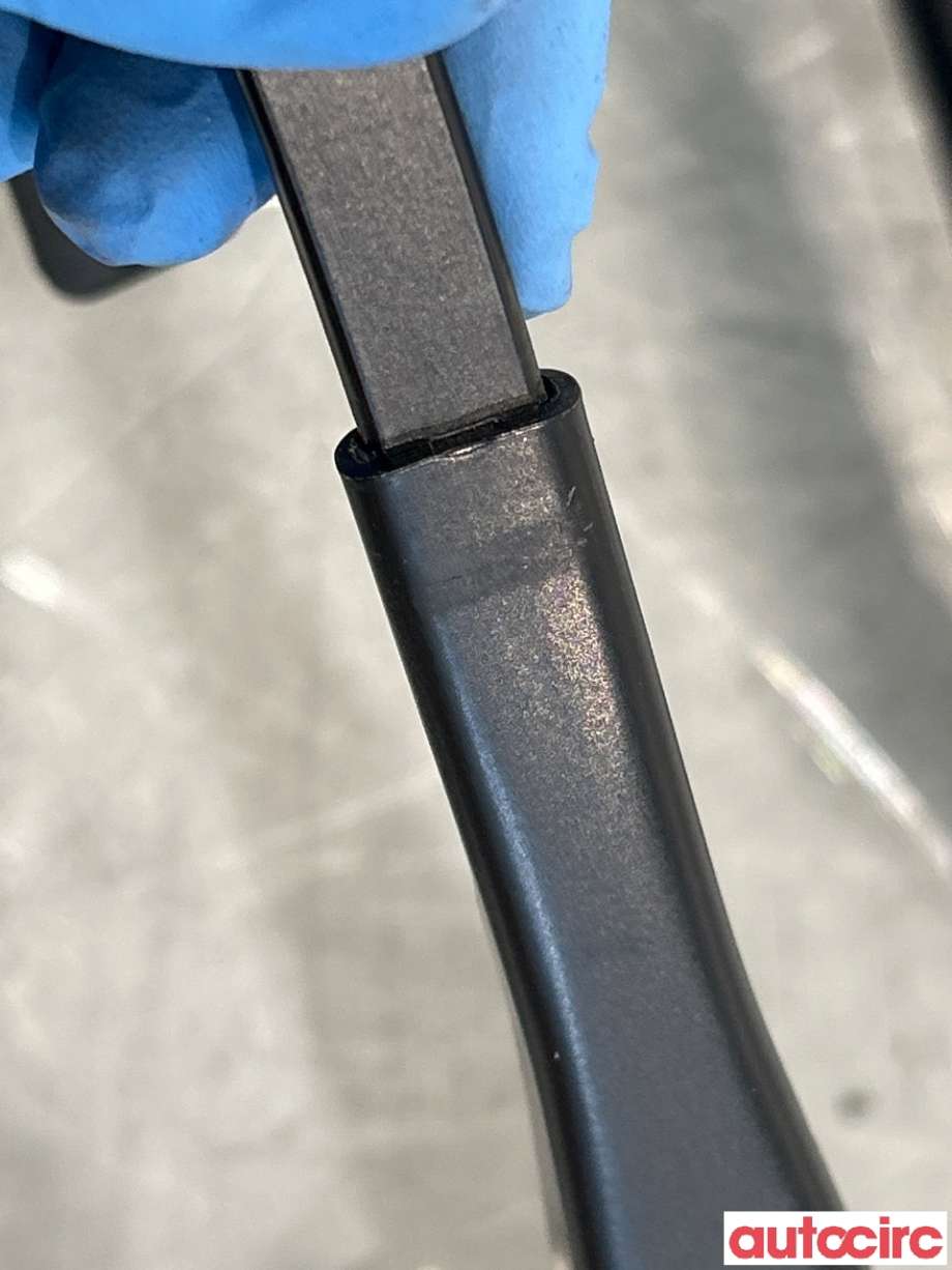 Viskerarmer frontrute til Tesla Model Y 2021-2024 (Type I)  (TESLA|1490246-00-C|)