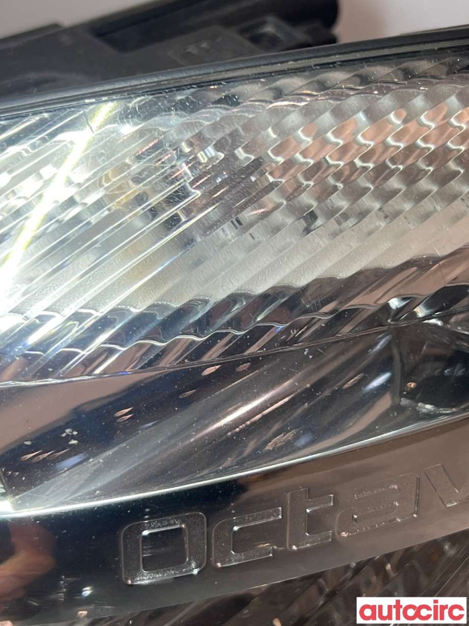 Frontlykt venstre xenon til Škoda Octavia 2009-2013 (Type II, Fase 2)  (SKODA|1Z1941017T||1Z1941015G)