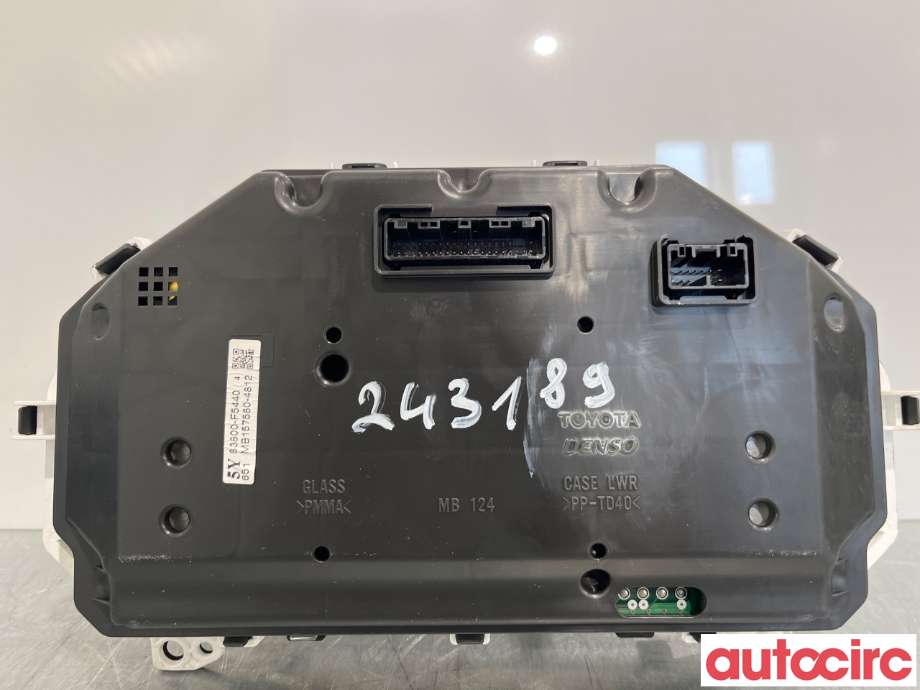 Instrumentpanel til Toyota Yaris 2014-2020 (Type III, Fase 2)  (TOYOTA|83800F5440)