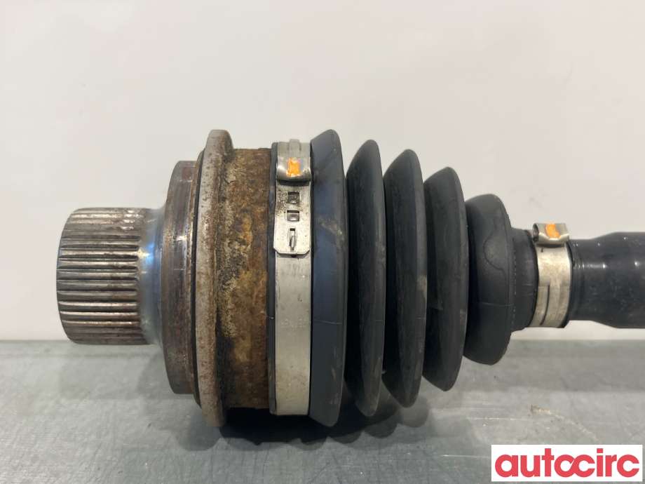 Drivaksel høyre foran til Audi A4 2015-2019 (Type V, Fase 1) (B9) (B9) (AUDI|8W0407271L||8W0407271D)
