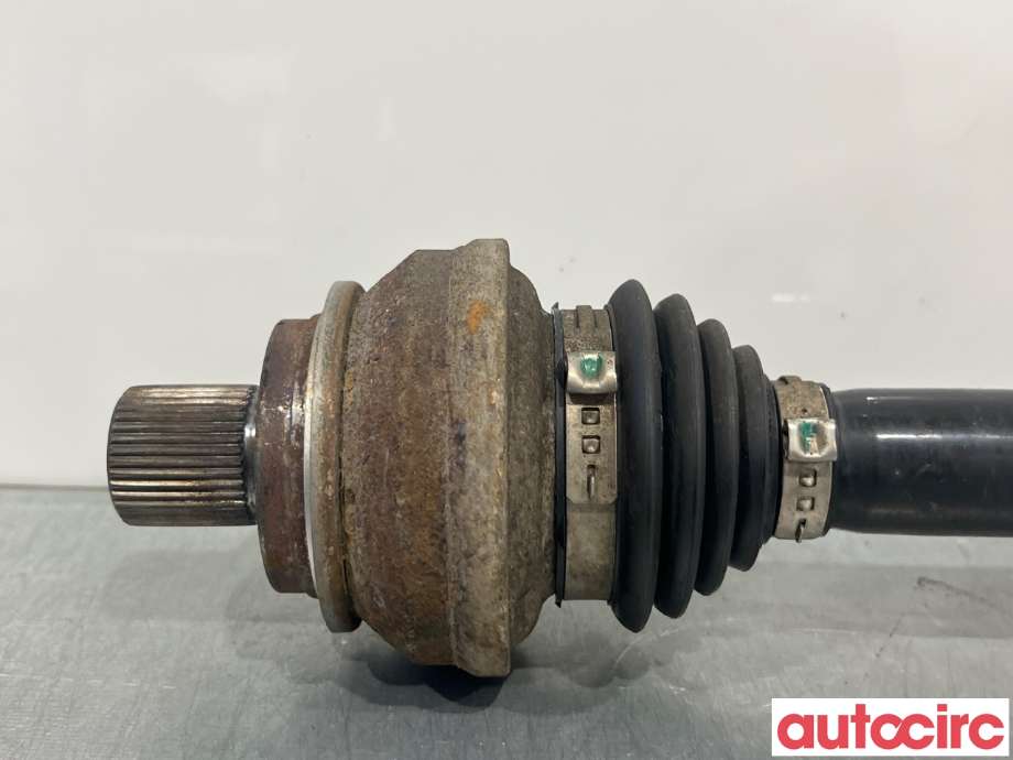 Drivaksel høyre bak til Audi A4 2015-2019 (Type V, Fase 1) (B9) (B9) (AUDI|8W0501203D|)