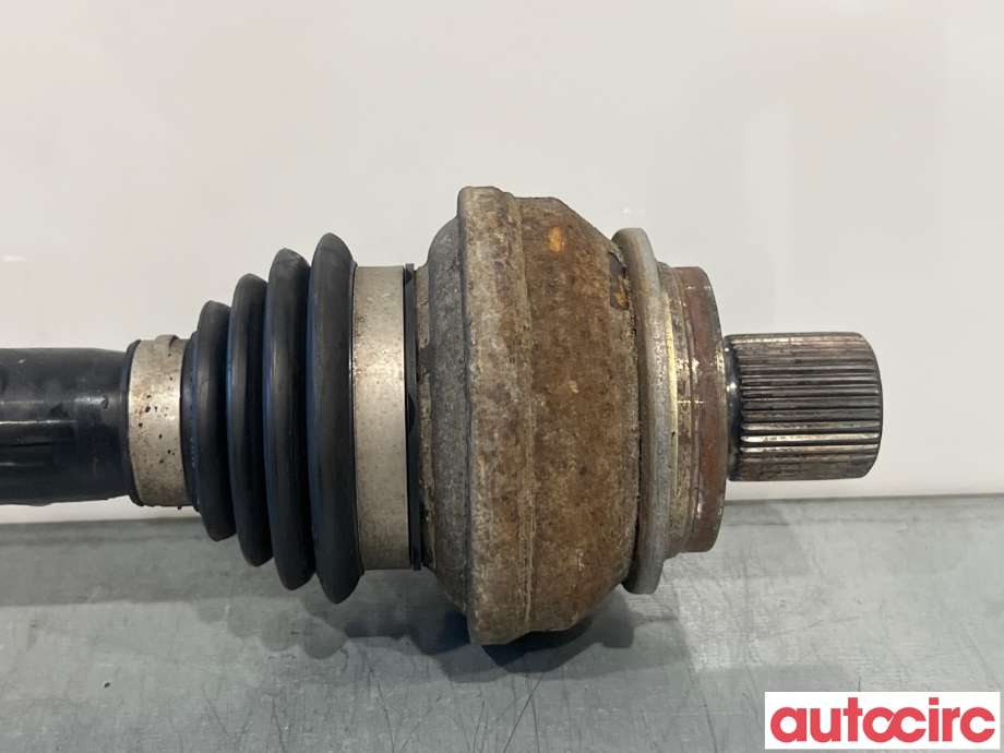Drivaksel venstre bak til Audi A4 2015-2019 (Type V, Fase 1) (B9) (B9) (AUDI|8W0501203D|)