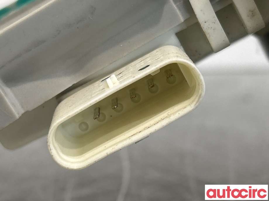 Låsekasse høyre foran til Audi A4 2015-2019 (Type V, Fase 1) (B9) (B9) (AUDI|8X1837016C|)