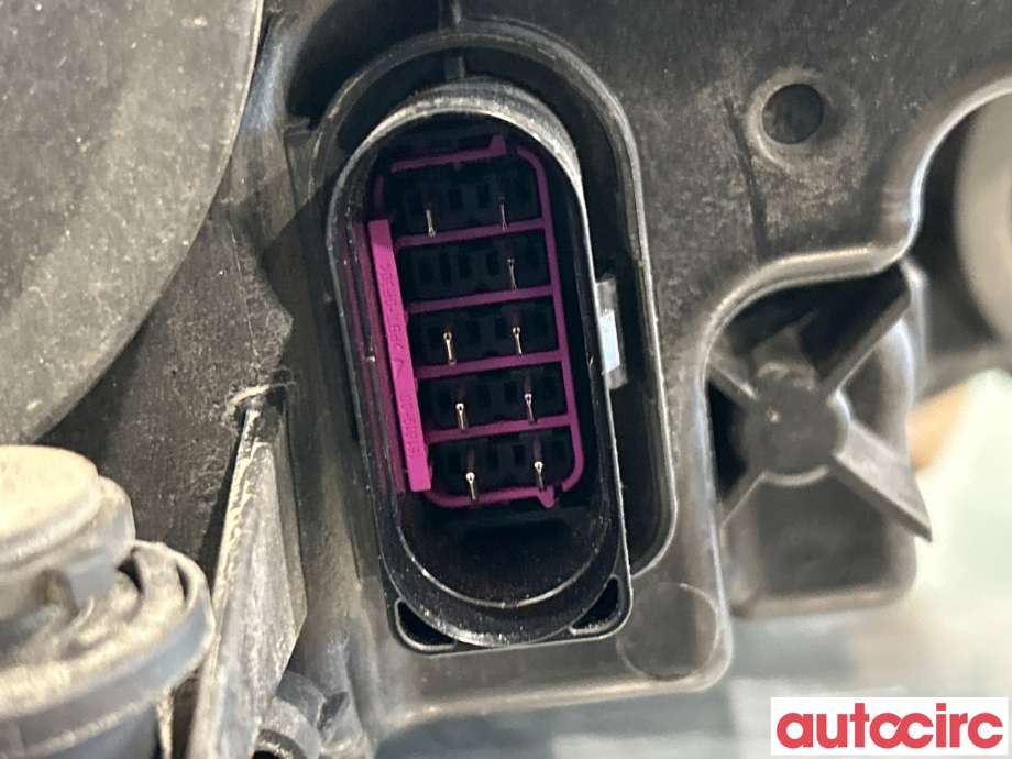 Frontlykt venstre halogen til VW Caddy 2015-2020 (Type III, Fase 3) (VOLKSWAGEN|2K1941039A|2K1941031B)