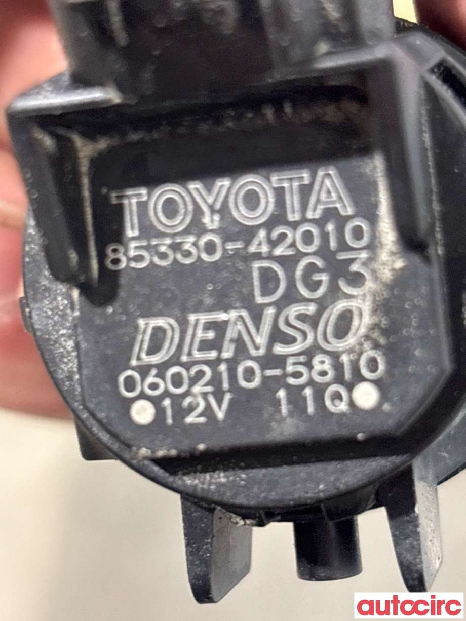 Spylerpumpe foran til Toyota RAV4 2013-2015 (Type IV, Fase 1) (TOYOTA|8533042010|)