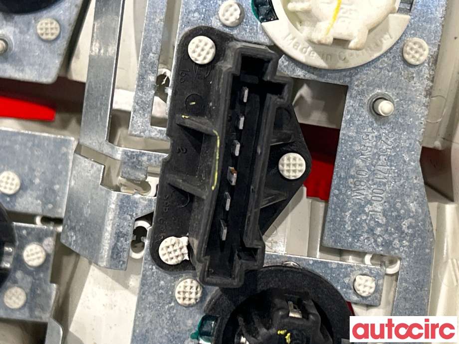 Baklykt venstre til Mercedes ML 2005-2011 (W164) (W164) (MERCEDES|A1649060900||A1649061100)
